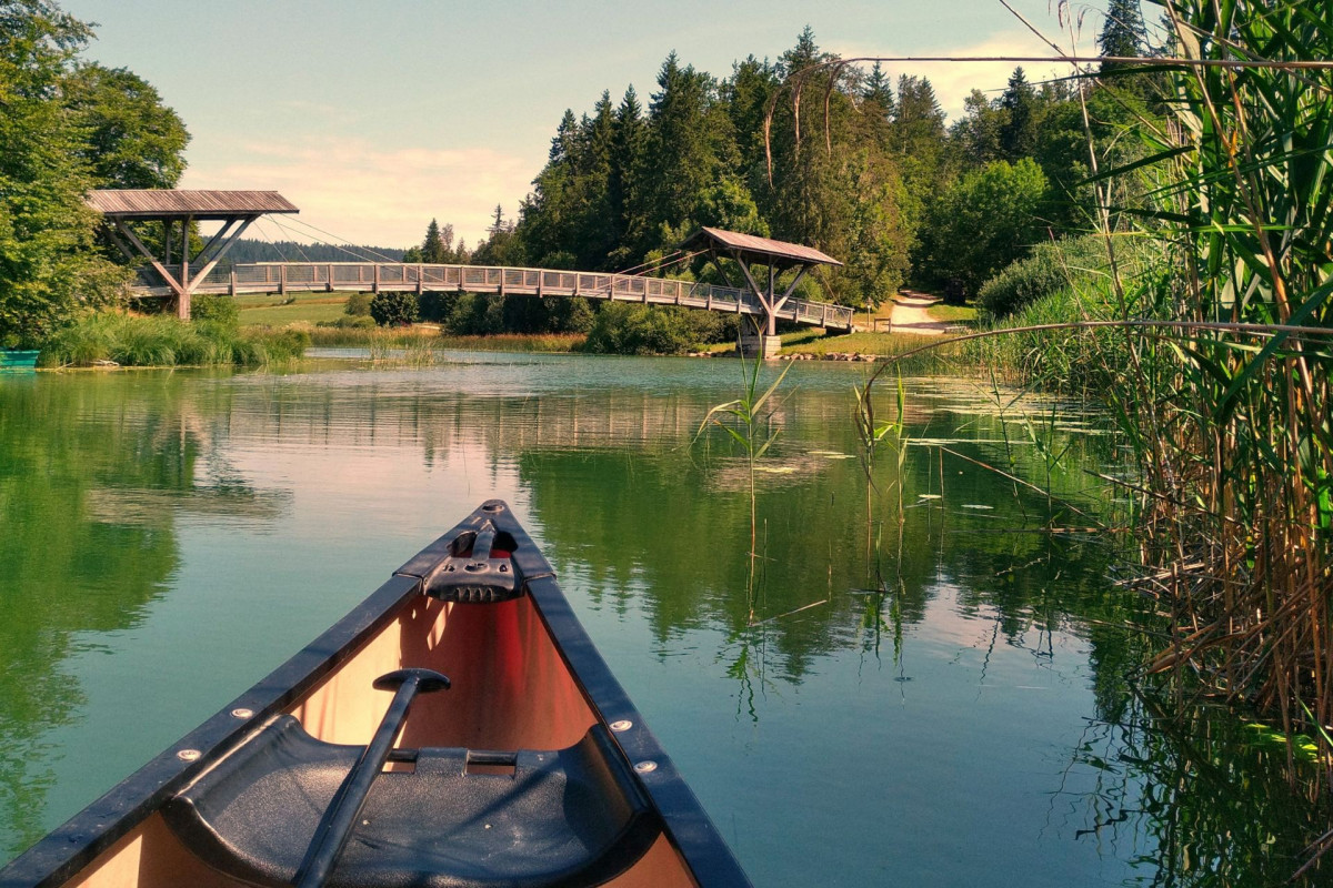 Passerelle du lac de Saint-Point en canoë