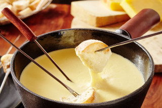 haut-doubs-fondue-comte-fromage-trio-adibe-stock-231