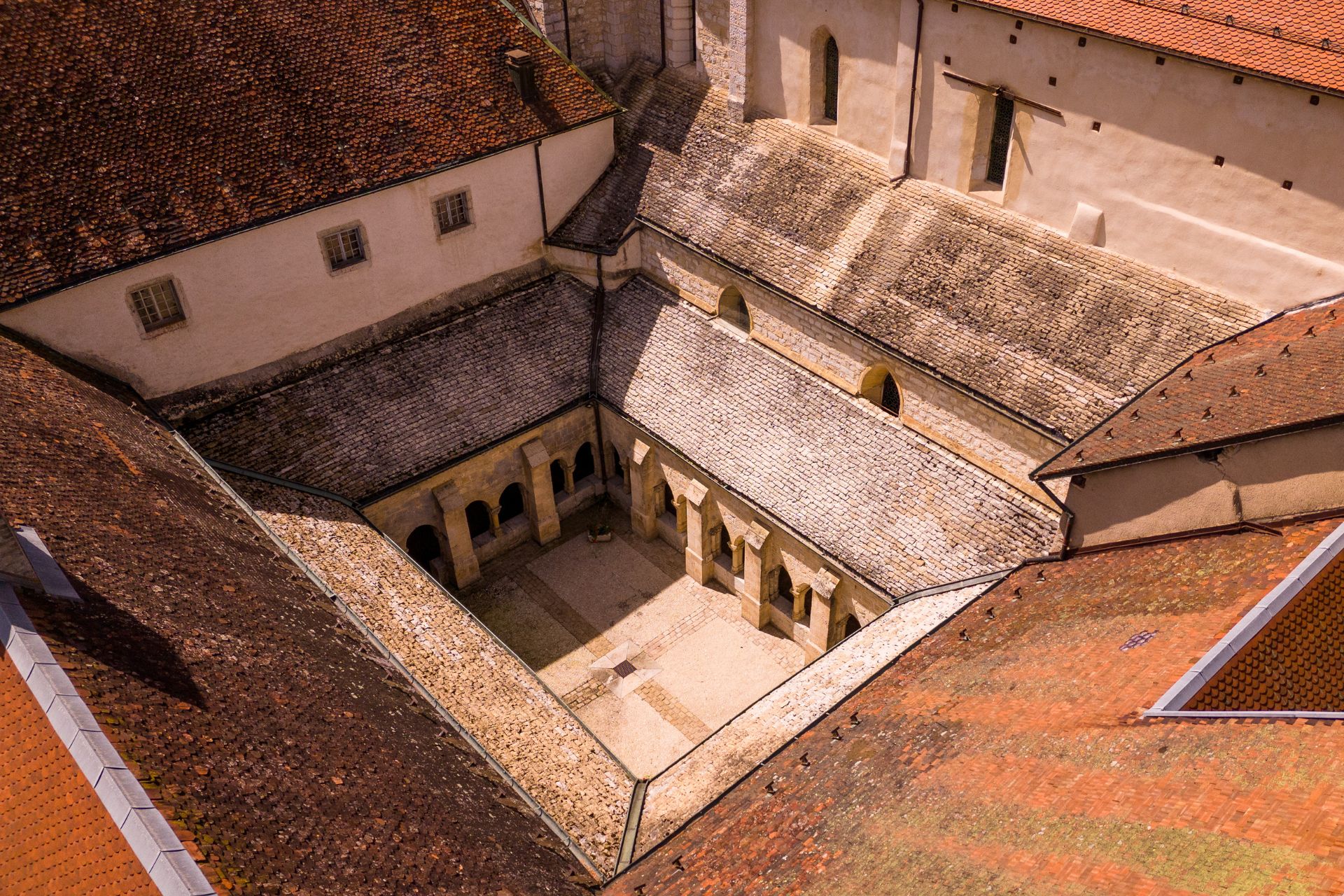 Cloître de l'Abbaye de Montbenoît - © Cheni Films Cloître de l'Abbaye de Montbenoît - © Cheni Films