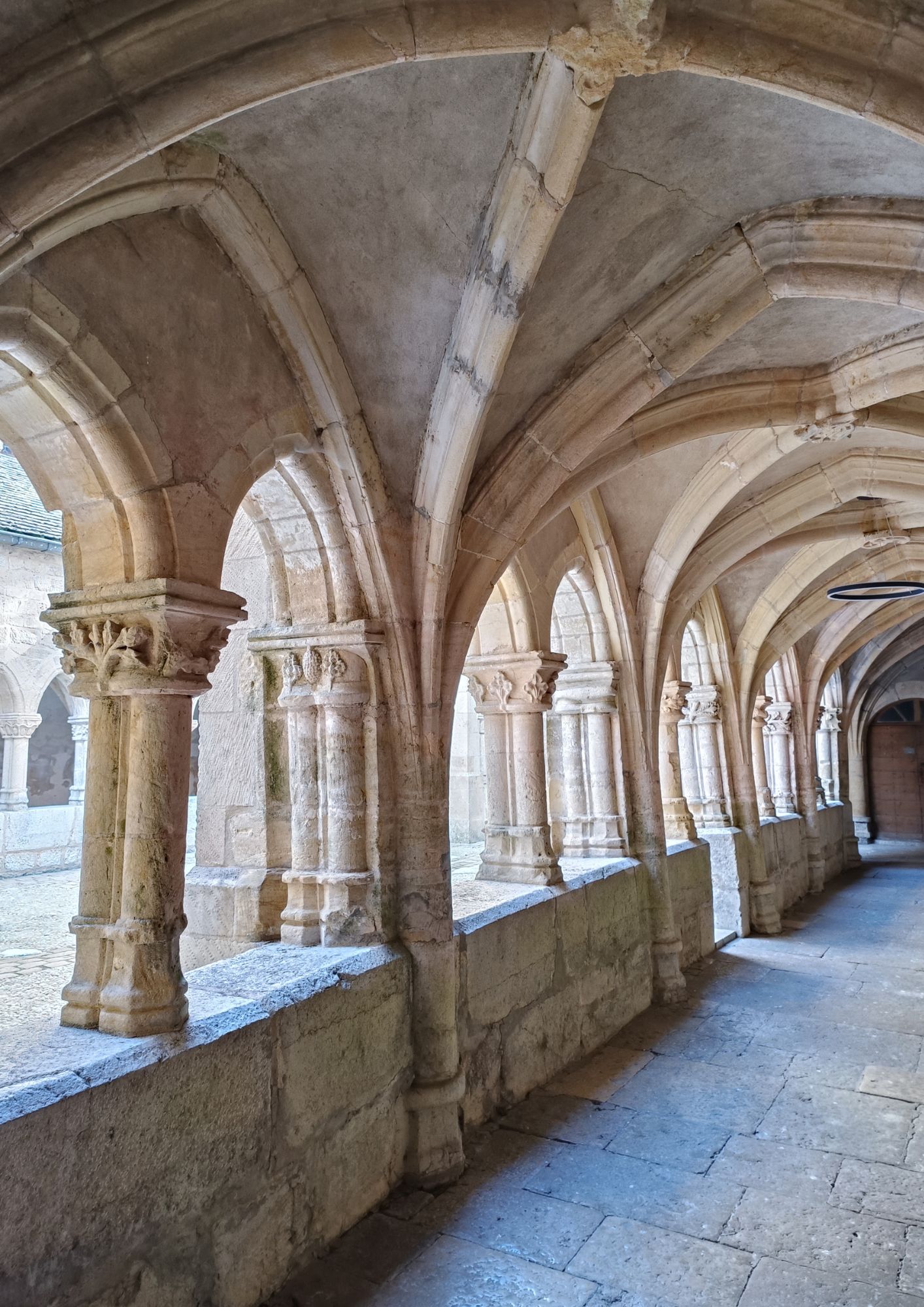 haut-doubs-abbaye-montbenoit-cloitre-couloir-saugeais-joanna-maringue-19052