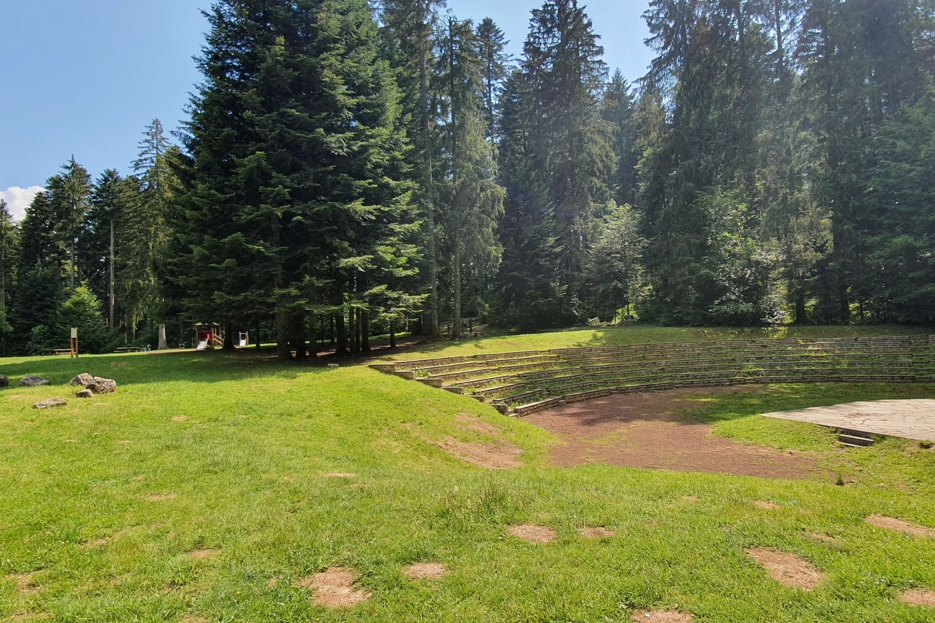 haut-doubs-theatre-forestier-pontarlier-sentiers-randonn-e-cyrielle-viey-13675 haut-doubs-theatre-forestier-pontarlier-sentiers-randonn-e-cyrielle-viey-13675