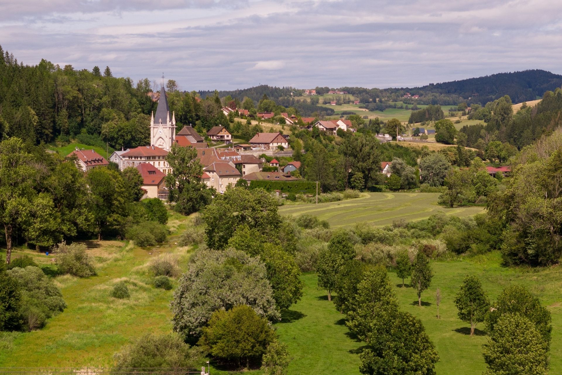 haut-doubs-village-montbenoit-saugeais-abbaye-clocher-cheni-films-11854