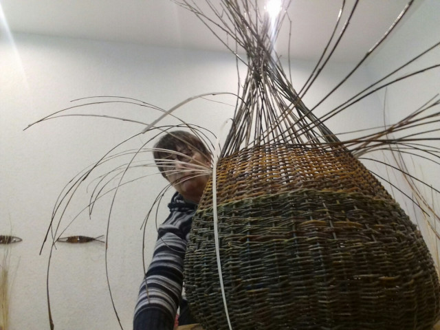 tissage d'une grande pièce de vannerie, côté atelier