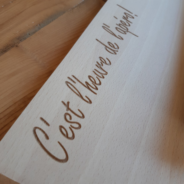 Gravure sur planche à découper