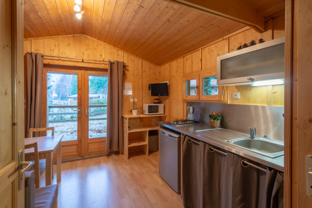 Chalet Epicéa séjour-cuisine -Camping de la Foret levier