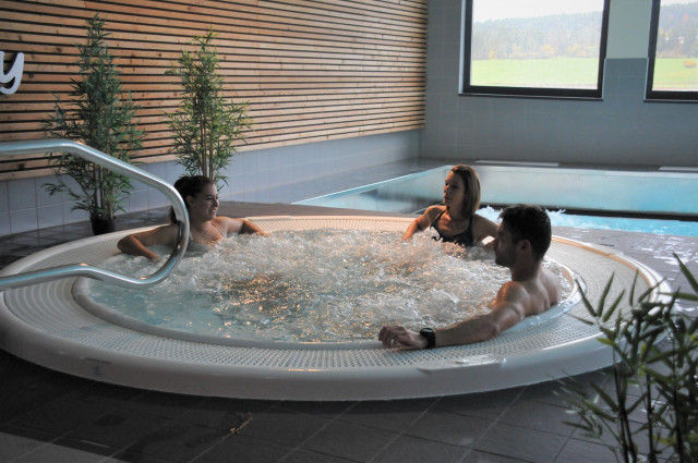 Jacuzzi espace bien-être AQUA2LACS