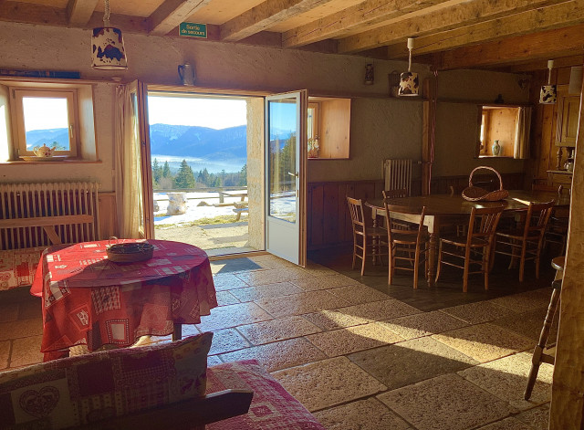 Salle rez-de-chaussée sur terrasse