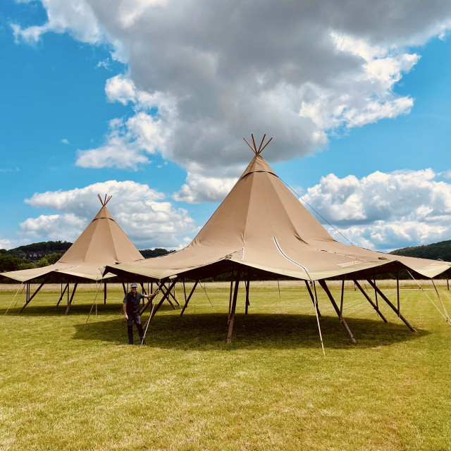 Installation de tipis scandinaves géants 