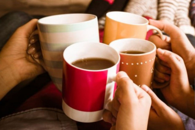 Détente et chocolat chaud au coin du feu