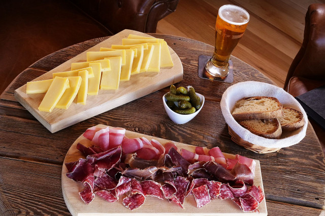 Plateau de fromage et de salaisons