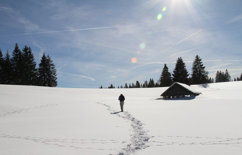 Promeneur sur le Mont de l'Herba en hiver
