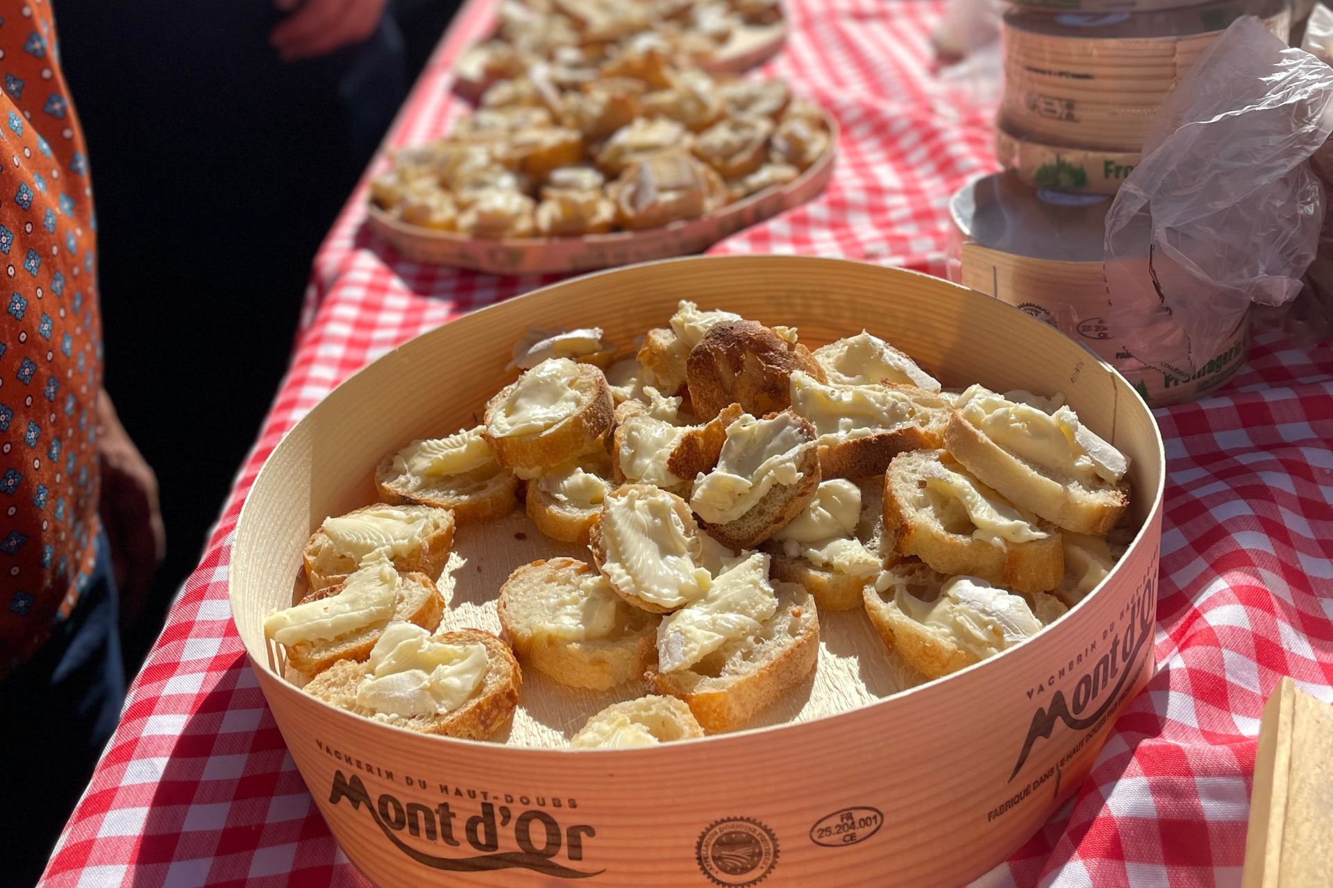 Toasts de Mont d'Or pendant la Coulée du Mont d'Or - © Ville de Pontarlier Toasts de Mont d'Or pendant la Coulée du Mont d'Or - © Ville de Pontarlier