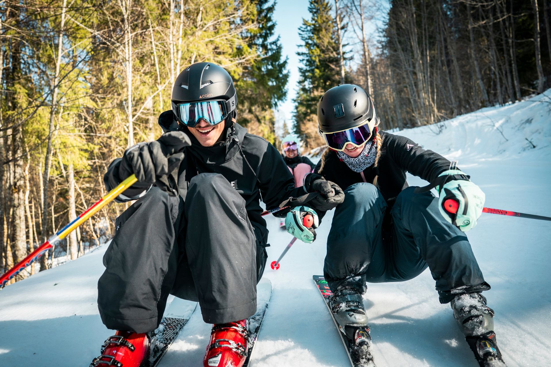 Trio de skieurs sur les pistes - Station de Métabief Montagnes du Jura - © Ben Becker Trio de skieurs sur les pistes - Station de Métabief Montagnes du Jura - © Ben Becker