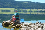 Pêche sur les rives du lac de Joux (Suisse)
