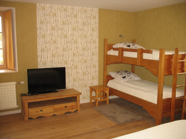 Grande chambre lits superposés et TV