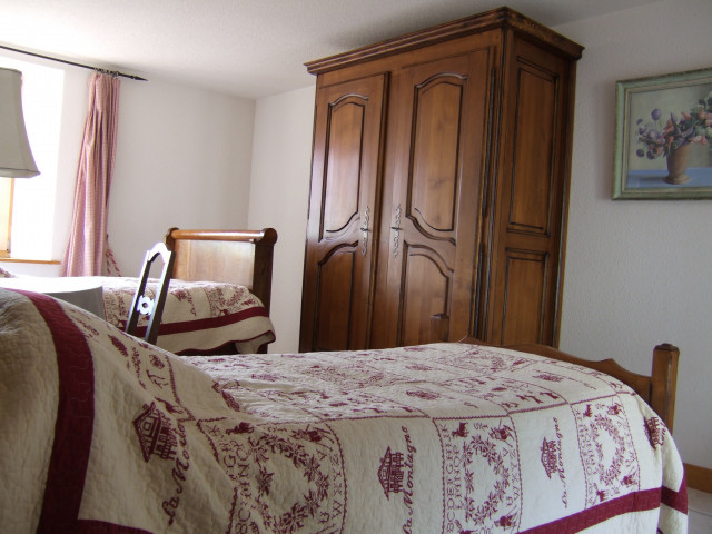 Gîte 1 Chambre enfants côté armoire 1 lit 90 1 lit 110