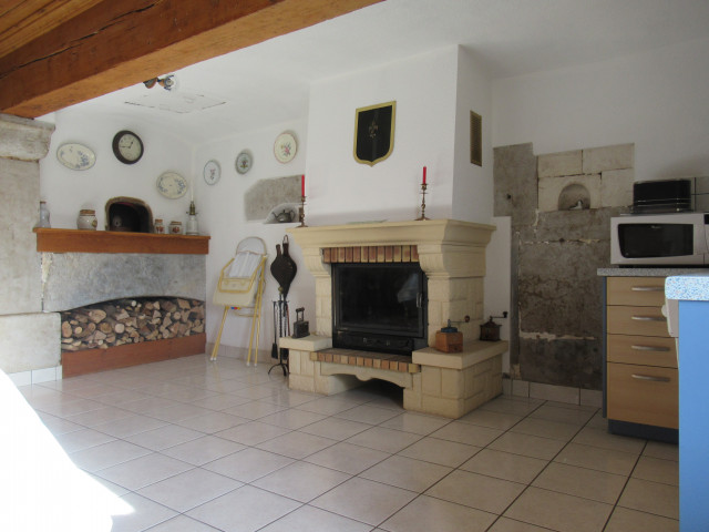 Cheminée, bois est mis à disposition