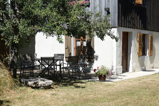 Entrée du gîte avec terrasse