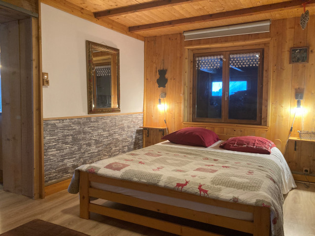 1ere chambre avec un lit double