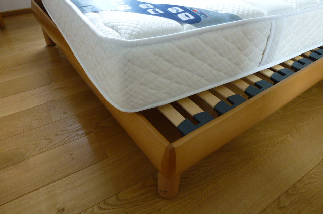Confortable matelas et son sommier à lattes de bois010133