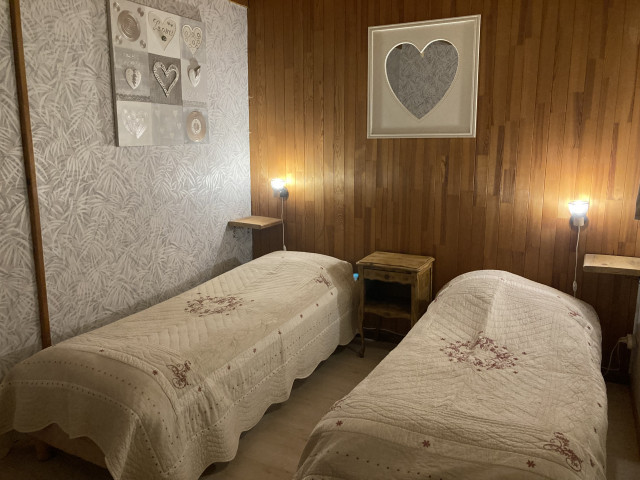1ère chambre avec deux lits simples
