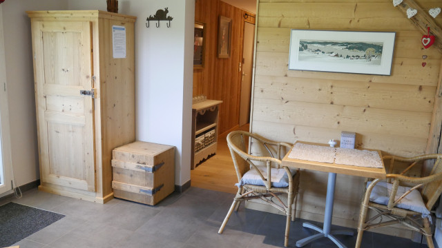 le coin repas et la porte vers l'espace nuit.