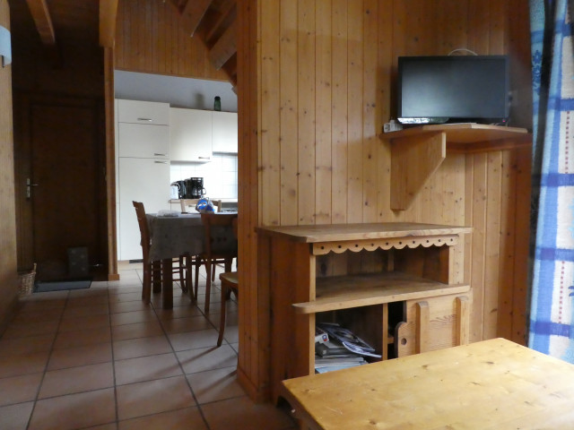 Chalet Chardon Bleu - vue sur la cuisine depuis le séjour