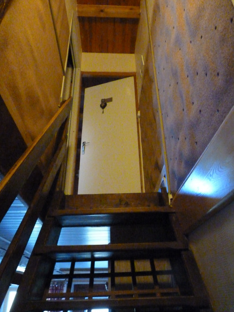 Montée d'escalier pour se rendre aux 2 chambres à l'étage