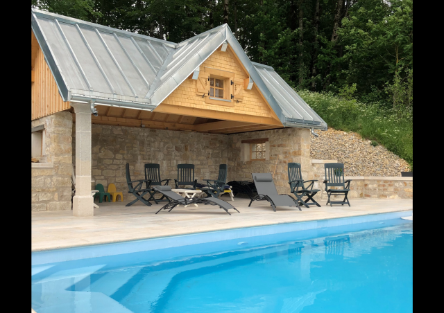 Vue partielle de la piscine et du pool-house