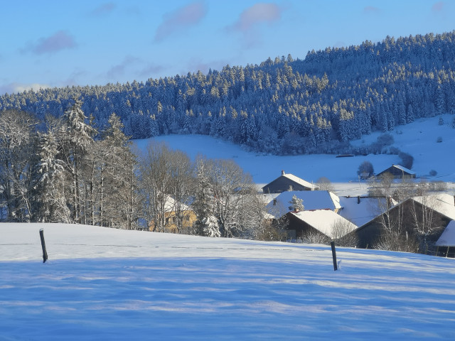 Village vue arrière maison