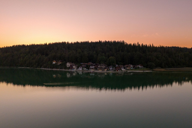 haut-doubs-lac-saint-point-port-titi-village-pecheur-golden-hour-cheni-films-61170