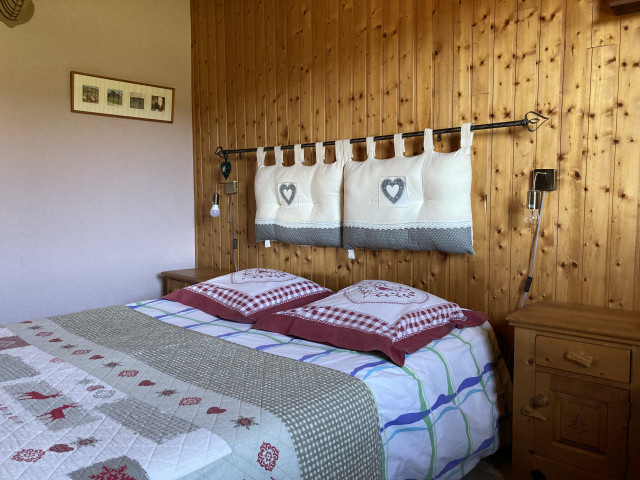 1ère chambre avec un lit double au même niveau que les pièces à vivre