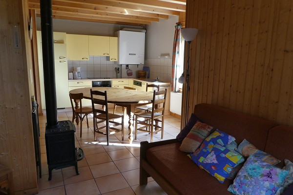 Chalet Epervière - salon poele à bois cuisine