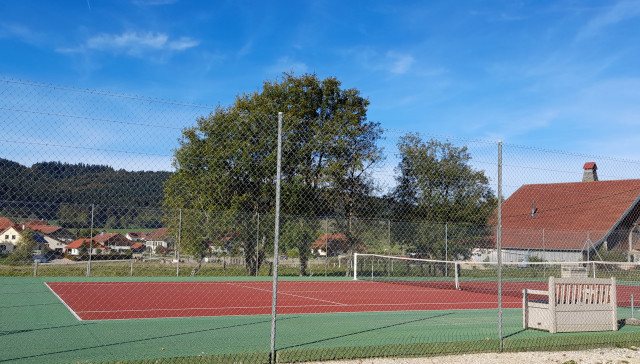 terrain de tennis à proximité ( association du village)