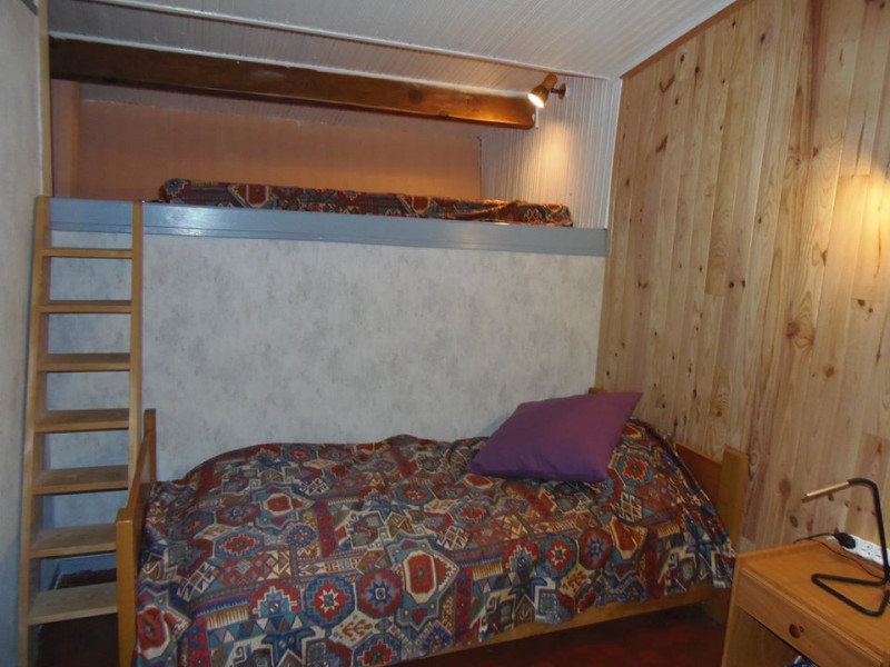 Petite chambre avec 2 lits de 90cm  et un matelas en mezzanine