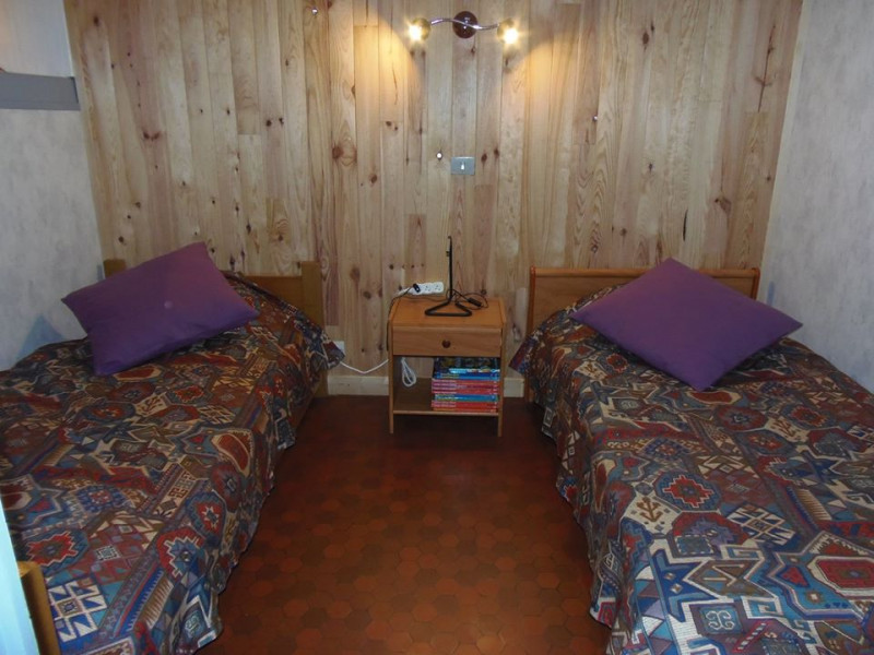 Petite chambre avec 2 lits de 90cm  et un matelas en mezzanine
