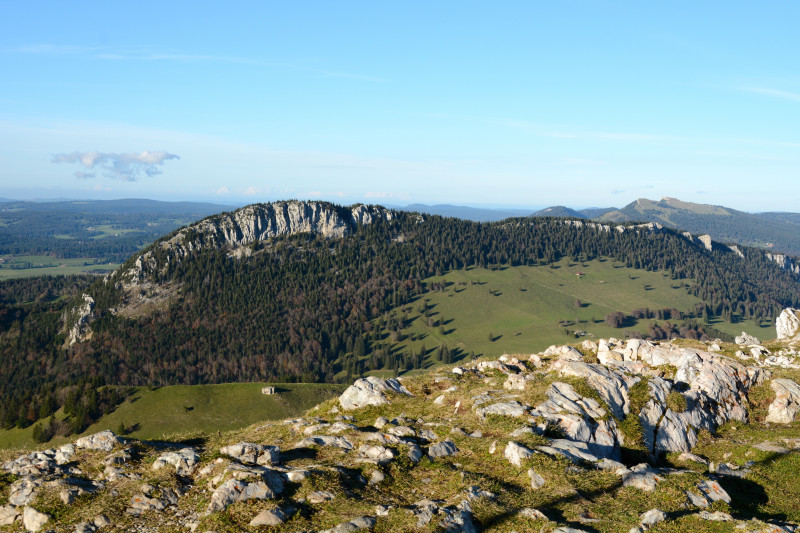 Randonnée sur le Suchet 1588 m, en arrière plan Aiguilles de Baulmes