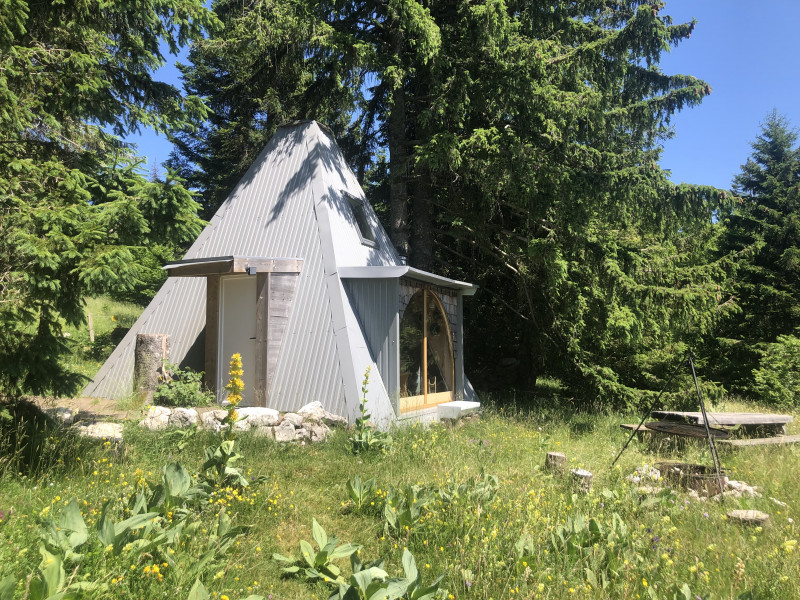 Hutte au milieu des fleurs Hutte au milieu des fleurs
