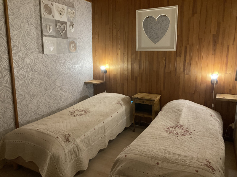 1ère chambre avec deux lits simples