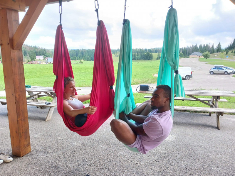 fly-yoga-girod-jura-scaled